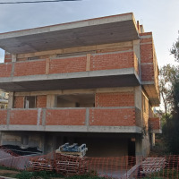 Τεχνοτροπία εμφανές μπετόν σε πρόσοψη σύγχρονου κτιρίου υψηλής ποιότητας